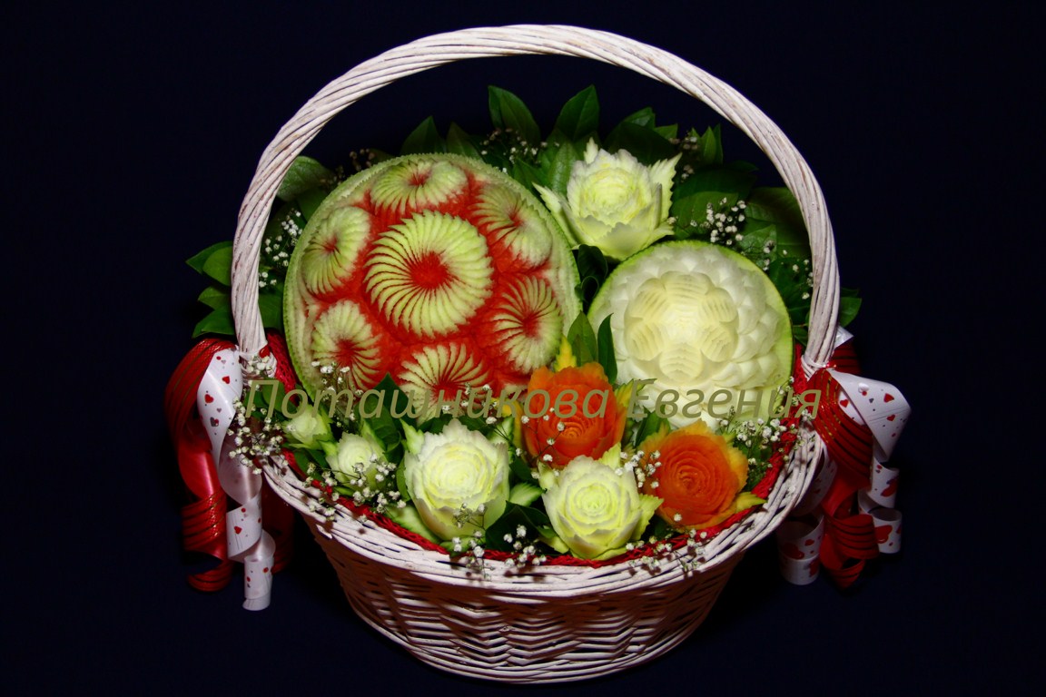 120 Корзина с фруктами праздничная 