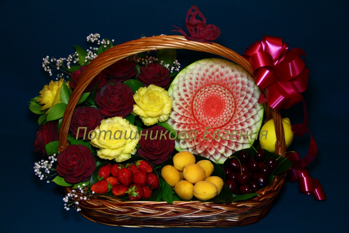 124 Корзина с фруктами праздничная 