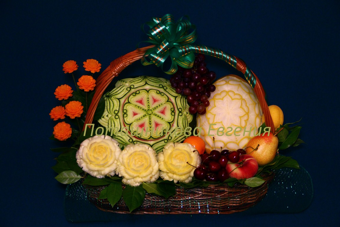 126 Корзина с фруктами праздничная 