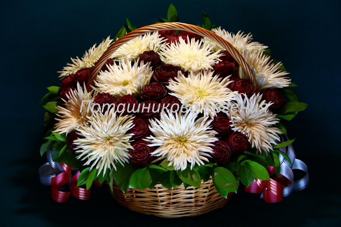 136 Корзина с астрами из китайского салата и пионами из свеклы   