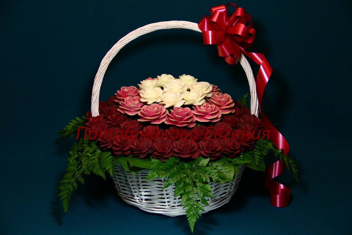 142 Корзина с розами из свеклы, китайской редьки и дайкона 