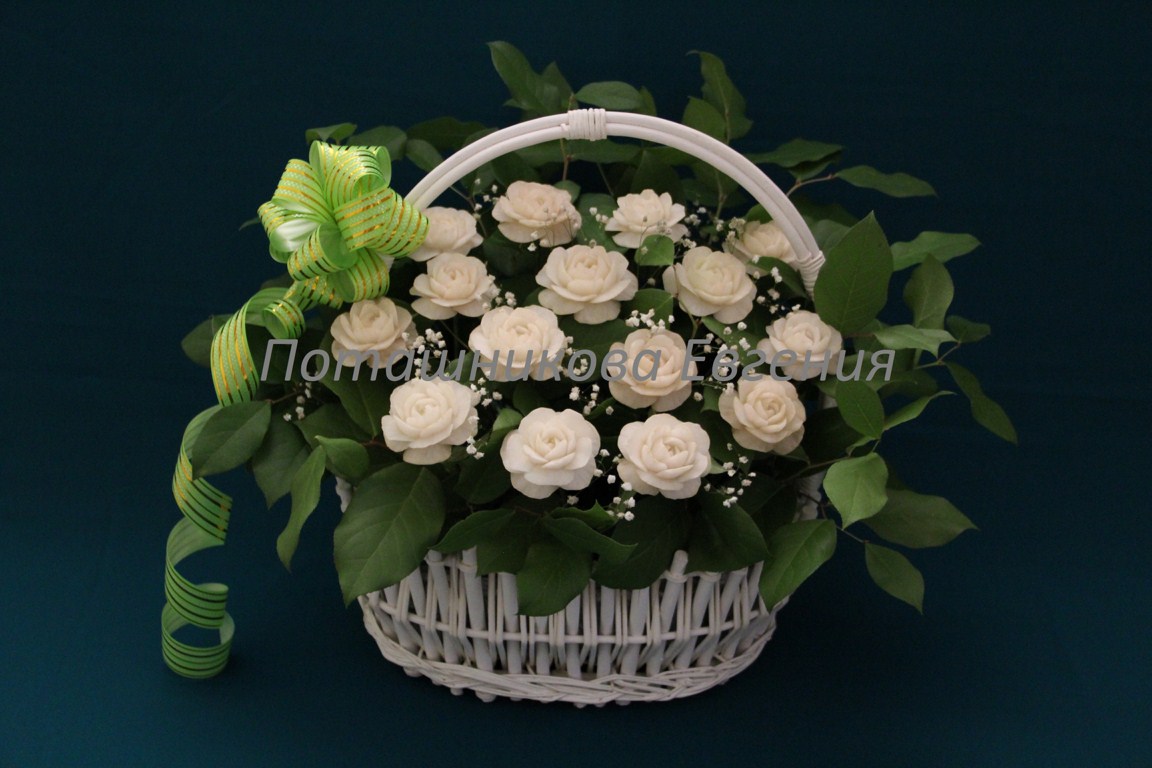 159 Корзина с розами из дайкона 