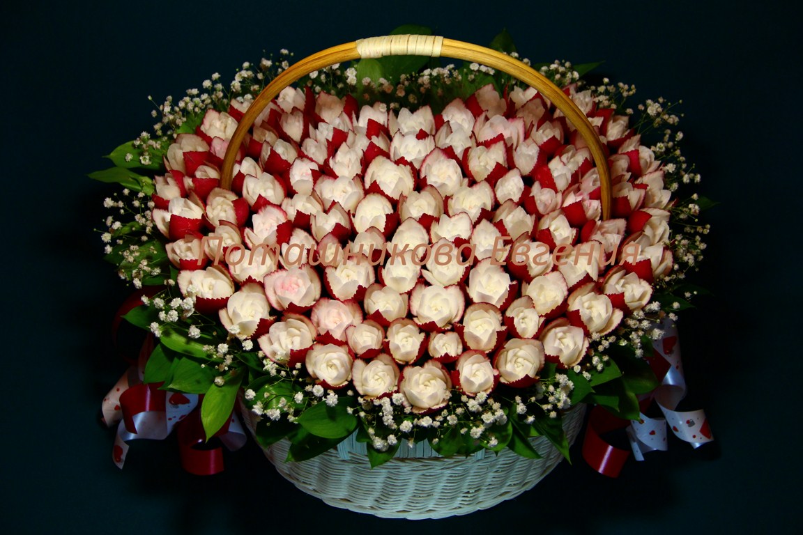 074 Корзина с розами из редиса  
