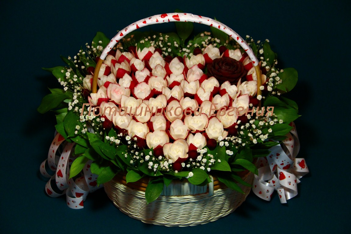 076 Корзина с розами  из редиса и пионом из свеклы 