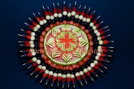 112 Арбуз праздничный с фруктово-ягодным канапе 