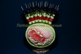 095 Арбуз-ваза с канапе "Сюрприз"