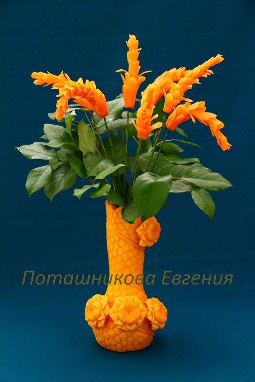 Ваза из тыквы с цветами