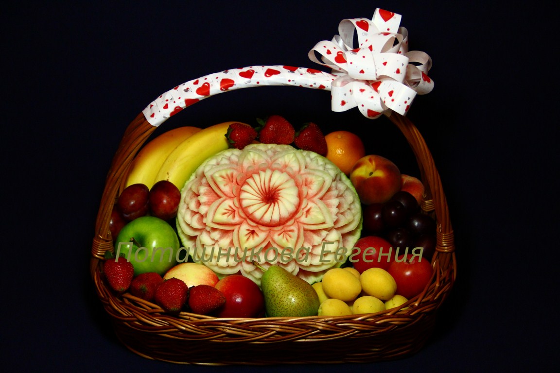 Корзина с фруктами праздничная