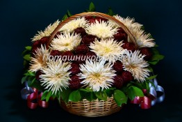 136 Корзина с астрами из китайского салата и пионами из свеклы   