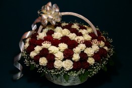 149 Корзина с розами из дайкона и свеклы  