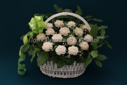 159 Корзина с розами из дайкона 