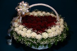 072 Корзина с розами из свеклы и дайкона 