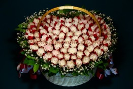 074 Корзина с розами из редиса  