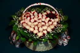 076 Корзина с розами  из редиса и пионом из свеклы 