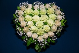 077 Корзина с розами из зеленой редьки и дайкона  